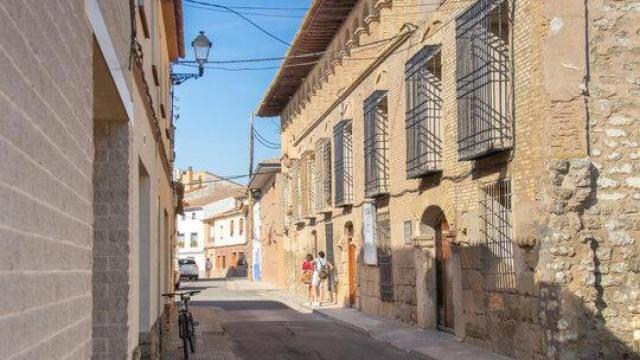 Una de las calles principales de Bujaraloz, en Zaragoza.