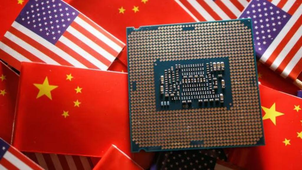 Un chips sobre banderas de EEUU y China.