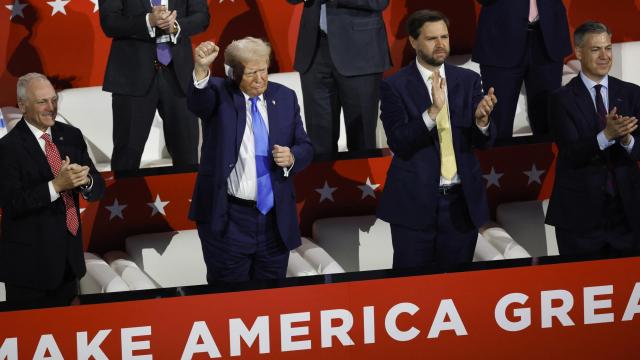 El candidato a la presidencia de EEUU, Donald Trump, levanta el puño durante la segunda jornada de la Conferencia Nacional Republicana.