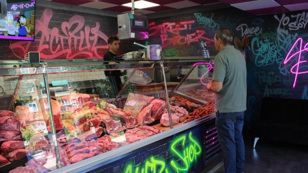 Los trabajadores de la carnicería El As de las carnes atendiendo clientes.