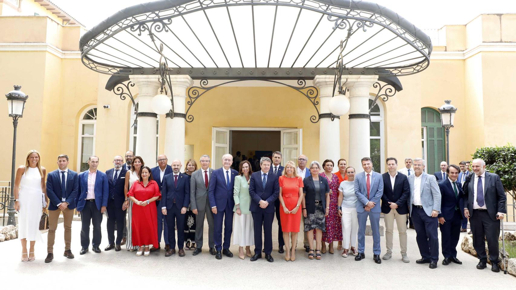 Fotografía de familia de los representantes del gobierno y de los ayuntamientos de Málaga.