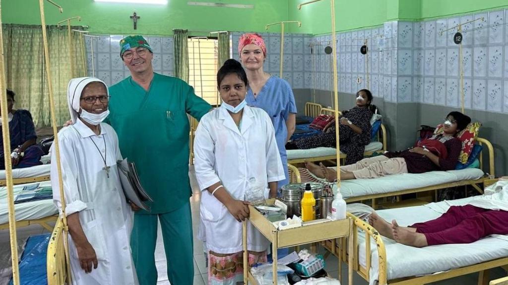 El doctor Caleffa durante su expedición en Bangladesh