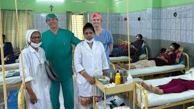 El doctor Caleffa durante su expedición en Bangladesh