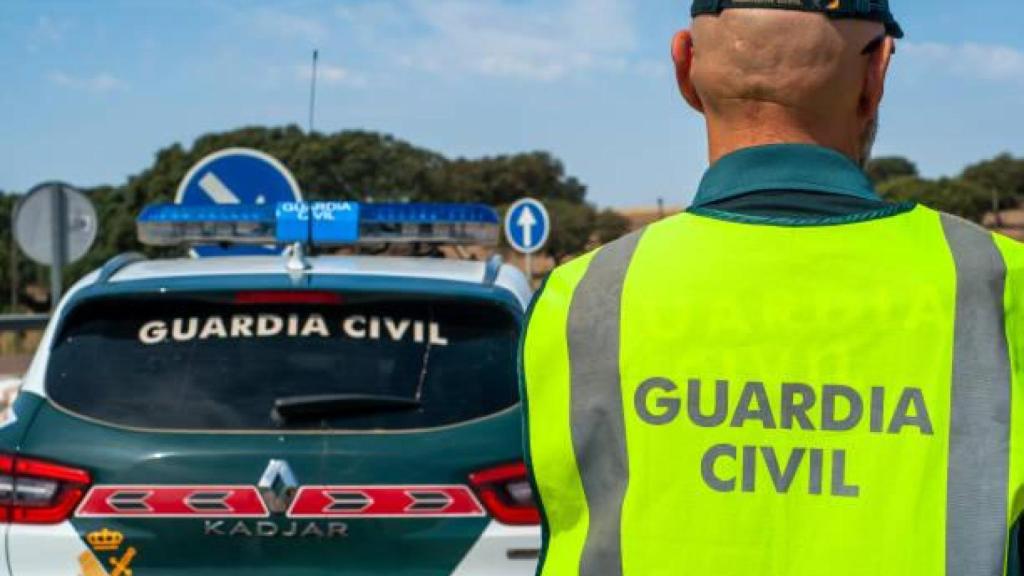 Un guardia civil en un control de tráfico.