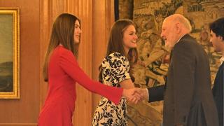 La princesa Leonor y la infanta Sofía sorprenden en Zarzuela: un cálido recibimiento a sus compañeros de Gales