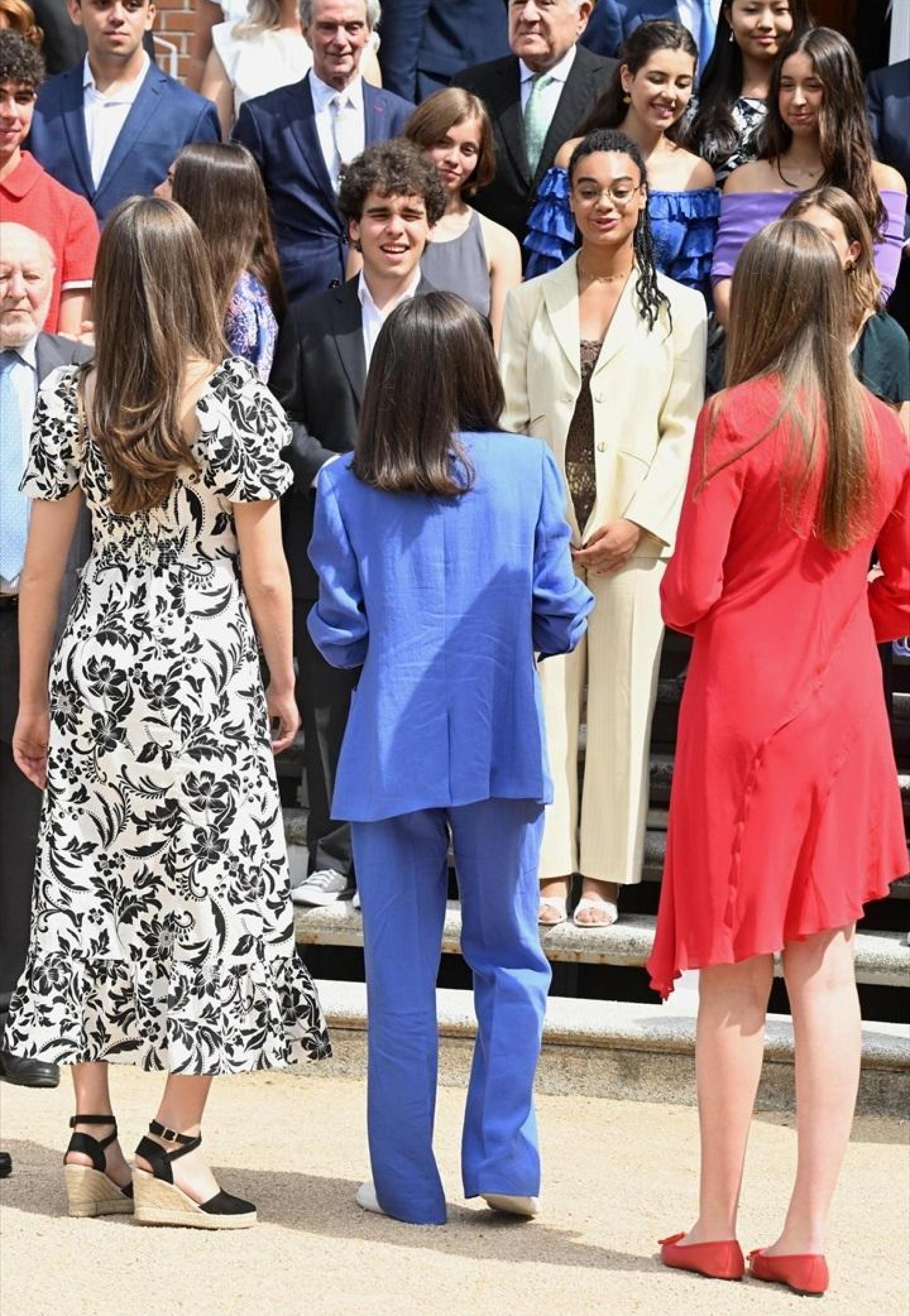 La princesa Leonor, la reina Letizia y la infanta Sofia saludando a sus antiguos compañeros del colegio UWC Atlantico