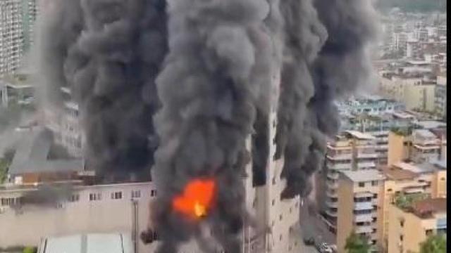 Imágenes del espectacular incendio en el centro comercial de la ciudad china de Zigong.