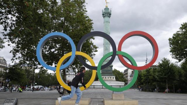 Imagen de los anillos olímpicos instalados en la Plaza de la Bastilla (París).