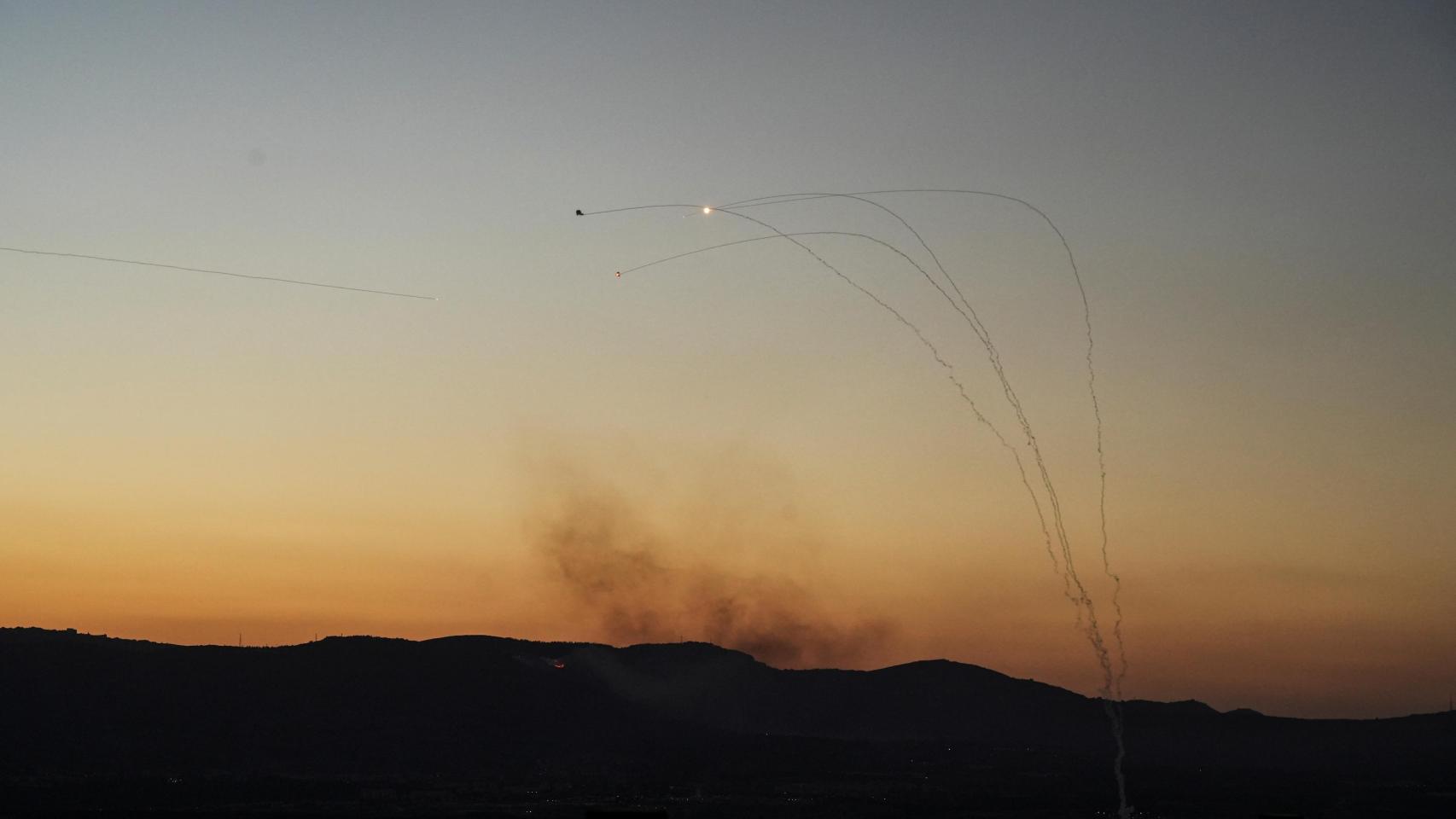 La Cúpula de Hierro de Israel neutraliza algunos de los cohetes lanzados por Hezbolá.
