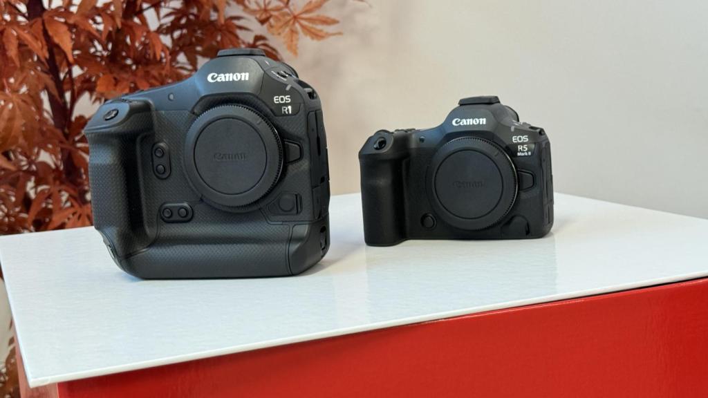 Canon EOS R1 (izq) y Canon EOS R5 Mark II