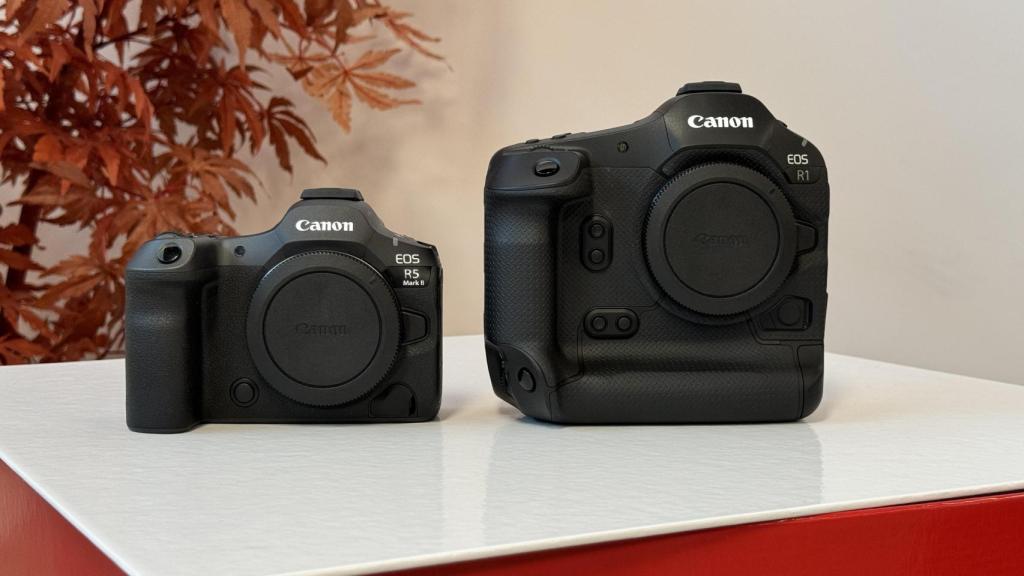 Canon EOS R5 Mark II (izq) y Canon EOS R1 (der)
