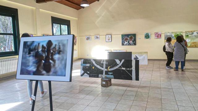 Foto de archivo de una exposición de las Escuelas Municipales de Óleo y Fotografía de Culleredo (A Coruña)