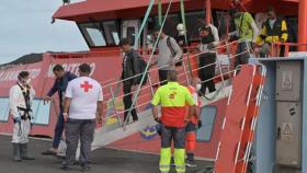Voluntarios de Cruz Roja atienden a migrantes rescatados en Canarias.