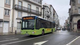 Autobús de la línea A6, circulando en Santiago.