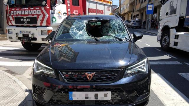 El vehículo implicado en el accidente en Arzúa.