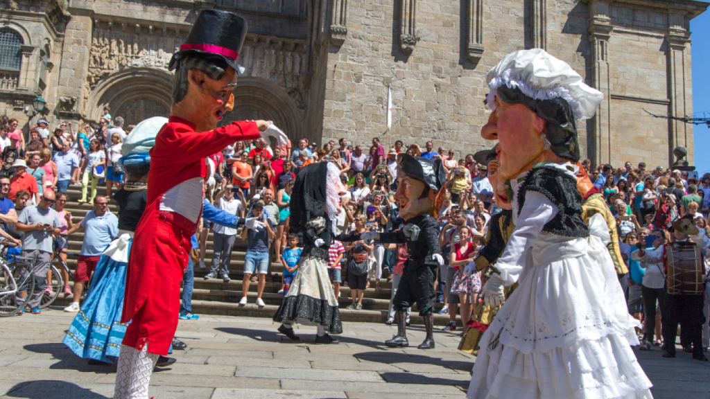 Encuentro de gigantes y cabezudos en las fiestas del Apóstol de Santiago.