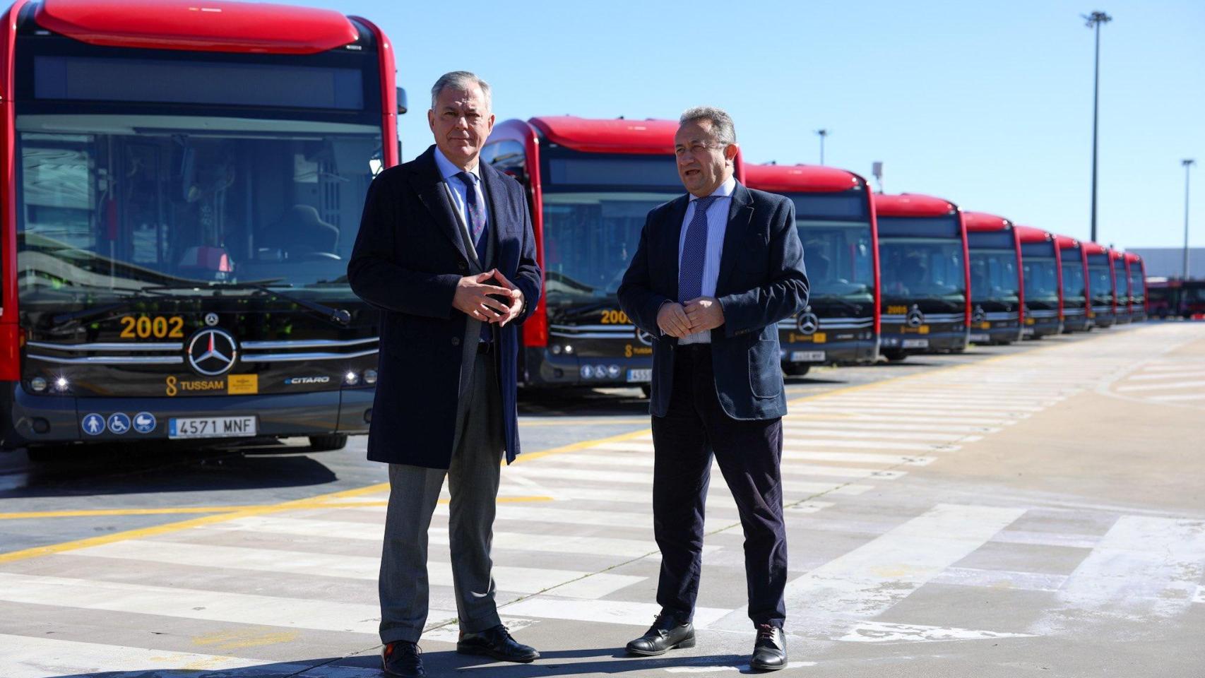 El alcalde, durante la presentación de nuevos autobuses de Tussam.