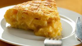 Un plato de tortilla de patatas.