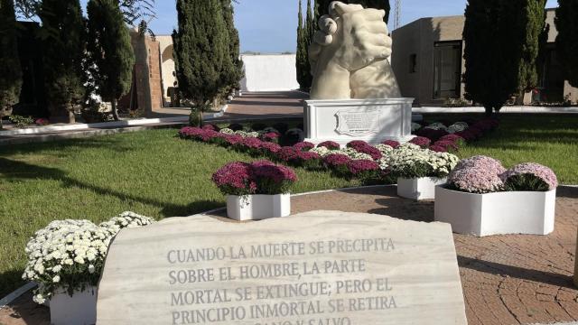 Una escultura del cementerio municipal de Águilas en una imagen difundida por el Ayuntamiento.