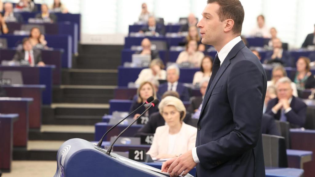 El líder de Patriotas por Europa, Jordan Bardella, durante el debate de investidura de Von der Leyen este jueves en Estrasburgo