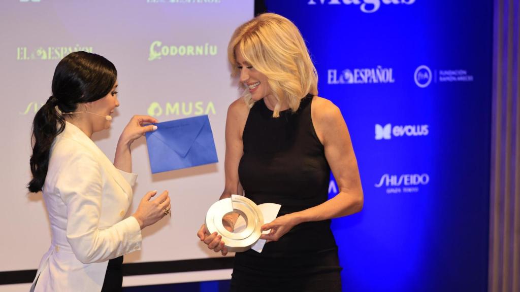 Susanna Griso recibió el Premio Maga de Magas de manos de Cruz Sánchez de Lara.
