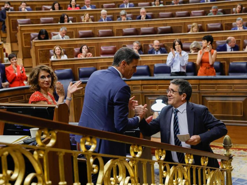Pedro Sánchez saluda a Patxi López en la última sesión parlamentaria del Congreso de los Diputados.