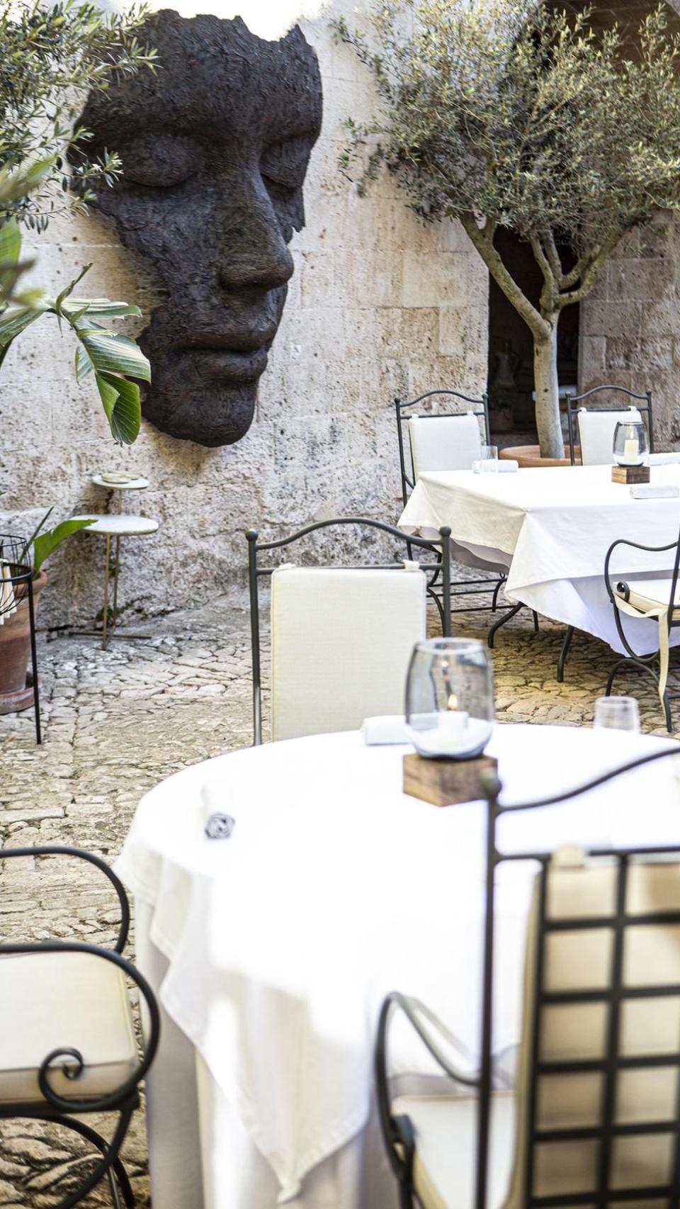 El restaurante con una de las esculturas de Marco Olivier.