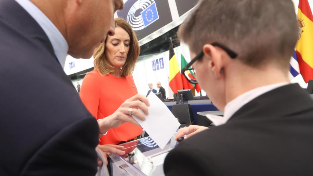 La presidenta de la Eurocámara, Roberta Metsola, deposita su voto por Von der Leyen