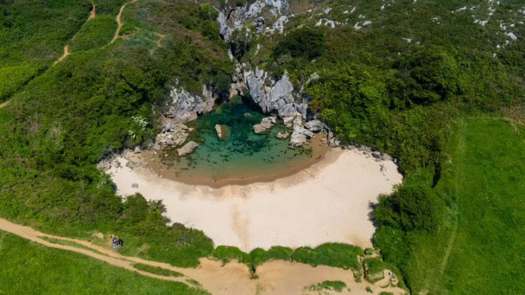 Playa de Gulpiyuri.