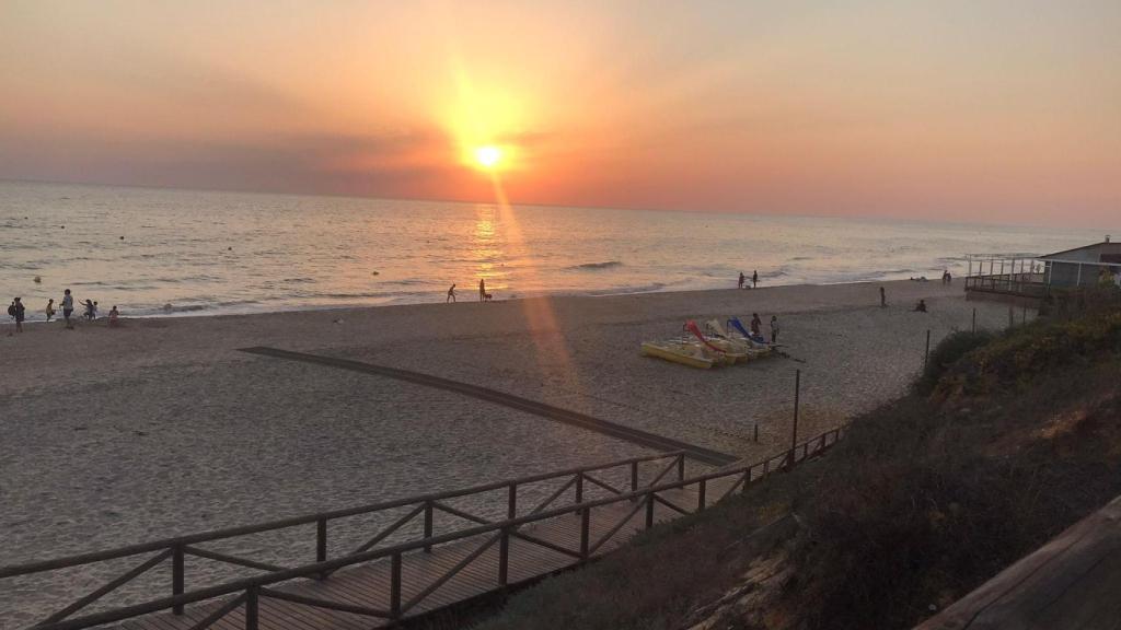 EuropaPress_4128511_atardecer_playa_matalascanas