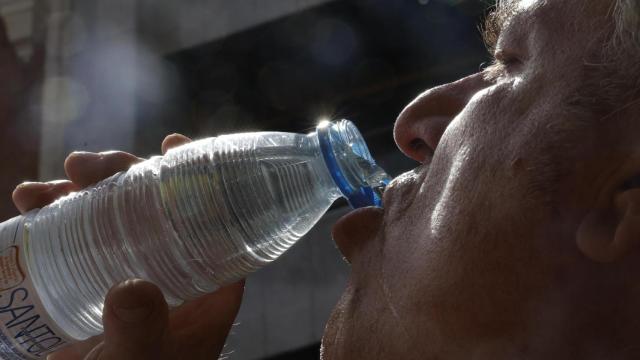 Una persona bebe agua este jueves en Madrid.
