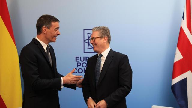 El primer ministro británico Keir Starmer (R) y el primer ministro español Pedro Sánchez durante su reunión bilateral como parte de la cumbre de la Comunidad Política Europea (EPC) en Inglaterra.