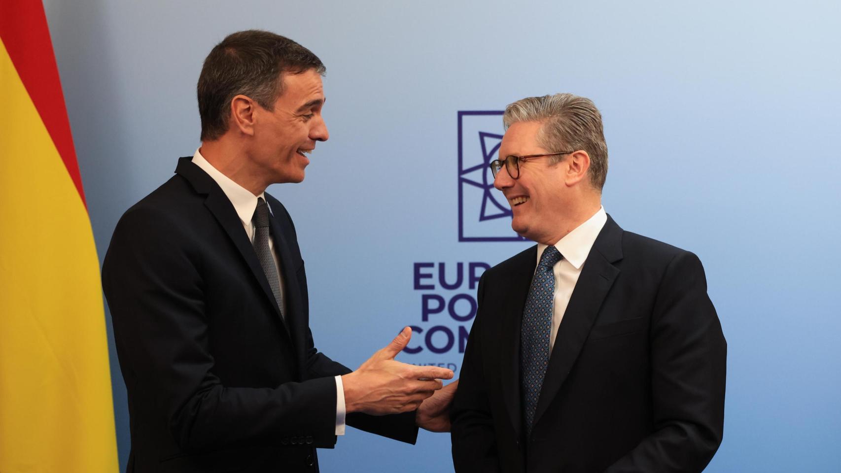 El primer ministro británico Keir Starmer (R) y el primer ministro español Pedro Sánchez durante su reunión bilateral como parte de la cumbre de la Comunidad Política Europea (EPC) en Inglaterra.