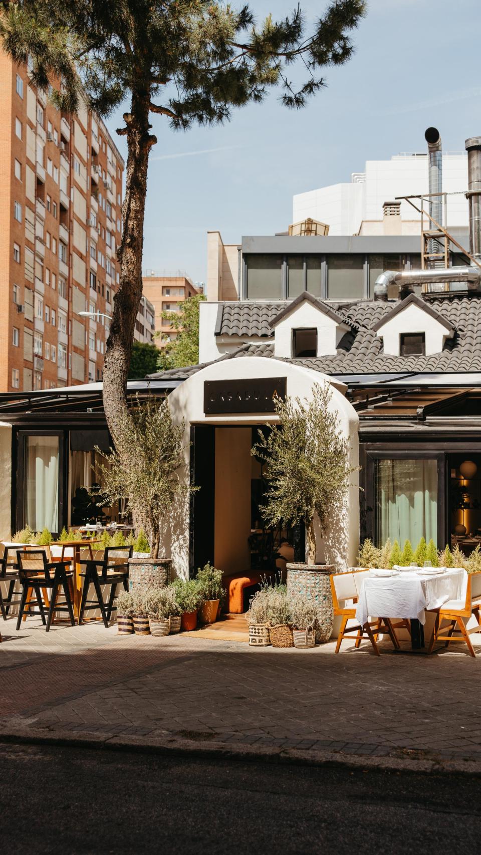 Entre altos edificios se encuentra la casona de una planta donde está Casa Bula.