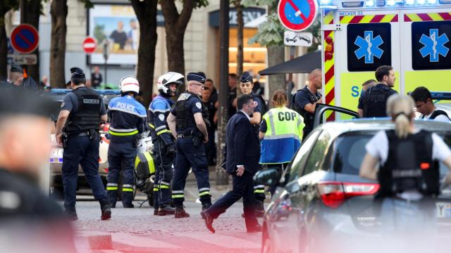 Los equipos de emergencias cerca del lugar del ataque en París este jueves.