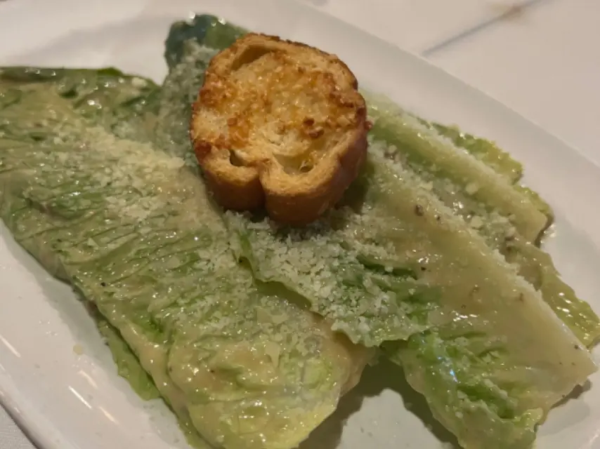Una imagen de la ensalada César original del restaurante Caesar's.