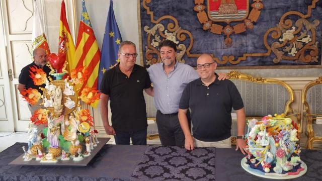 Pedro Espadero y Sergio Gómez junto al alcalde Luis Barcala este jueves.