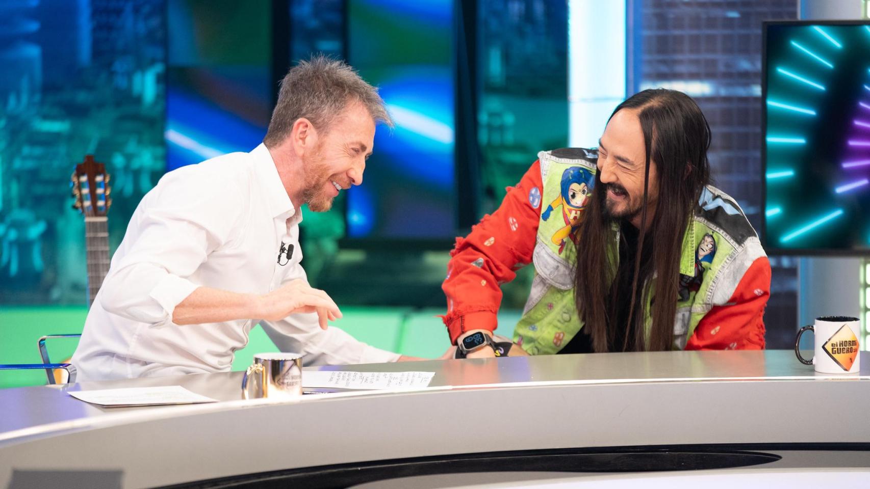 Pablo Motos junto a Steve Aoki, el pasado 13 de junio en 'El Hormiguero'.