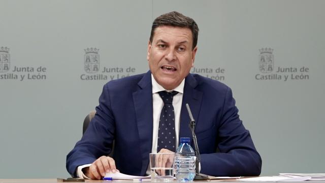 El consejero de Economía y Hacienda y portavoz, Carlos Fernández Carriedo, comparece en rueda de prensa posterior al Consejo de Gobierno