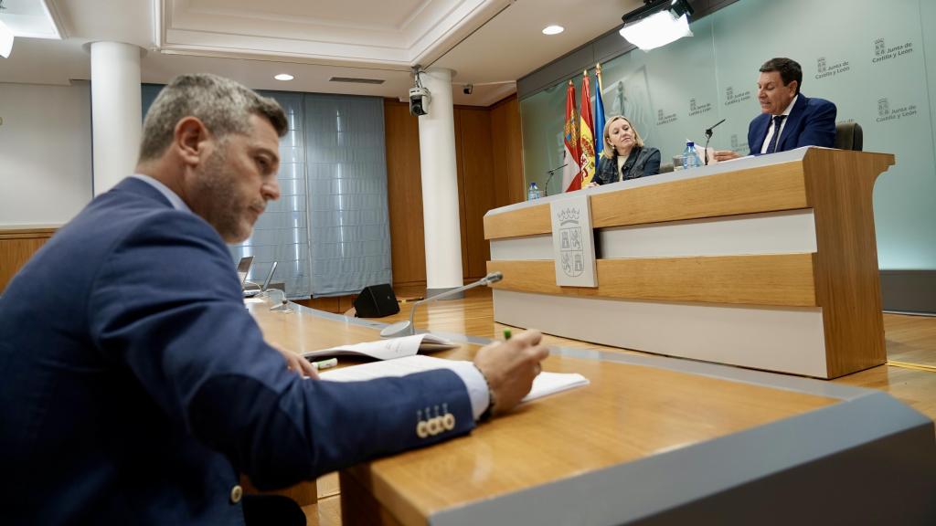 La vicepresidenta y consejera de Familia e Igualdad de Oportunidades, Isabel Blanco, y el consejero de Economía y Hacienda y portavoz, Carlos Fernández Carriedo, comparecen en rueda de prensa posterior al Consejo de Gobierno