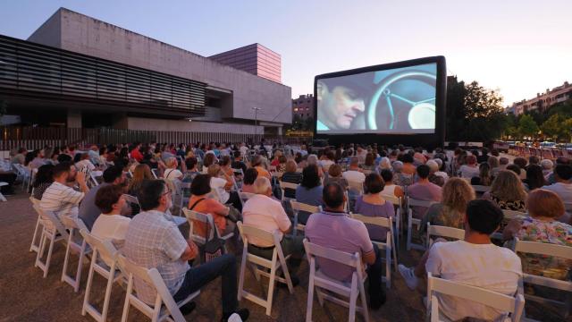 Lleno absoluto en las cortes con el cine al aire libre