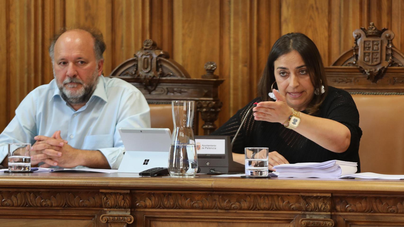 El concejal de Hacienda, Carlos Hernández, y la alcaldesa de Palencia, Miriam Andrés