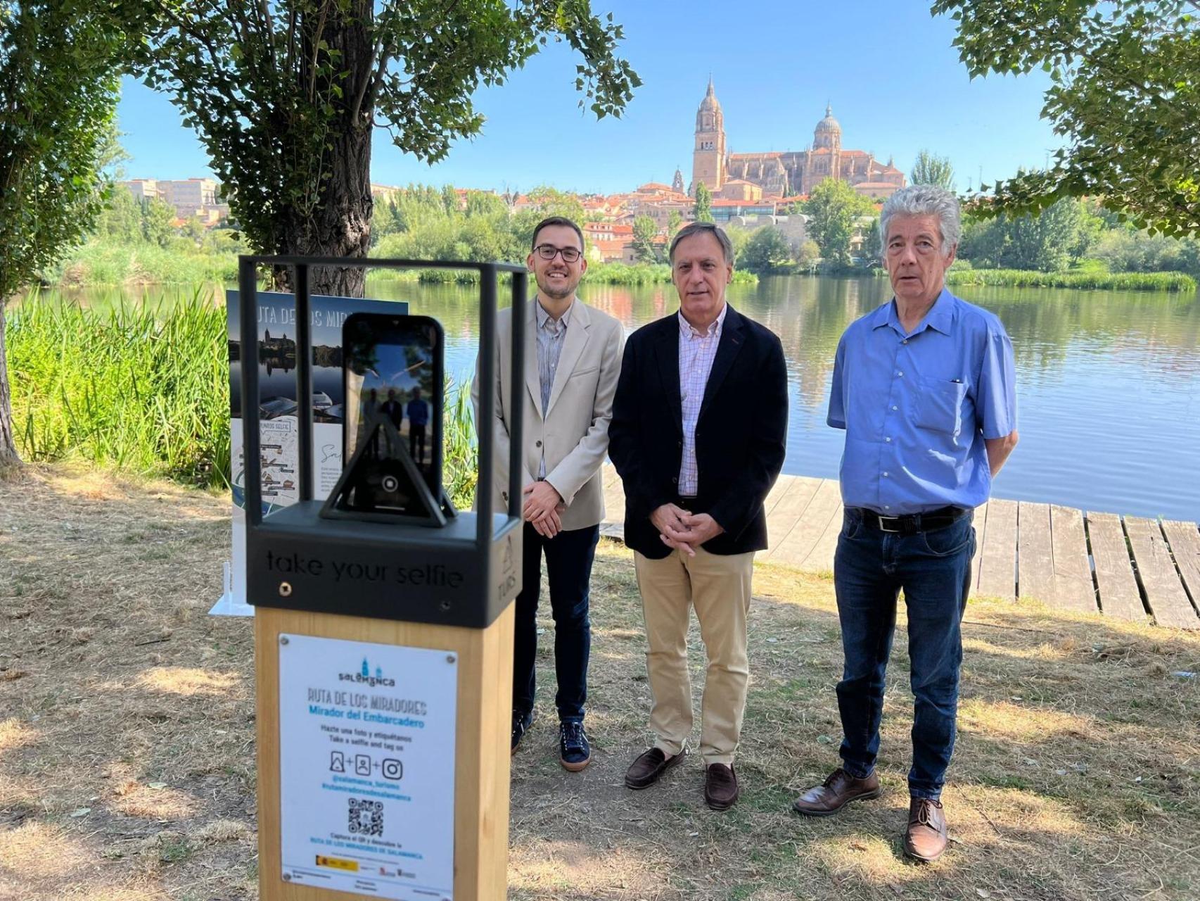 El alcalde de Salamanca, Carlos García Carbayo, y el concejal de Turismo, Ángel Fernández Silva, en el embarcadero del Tormes