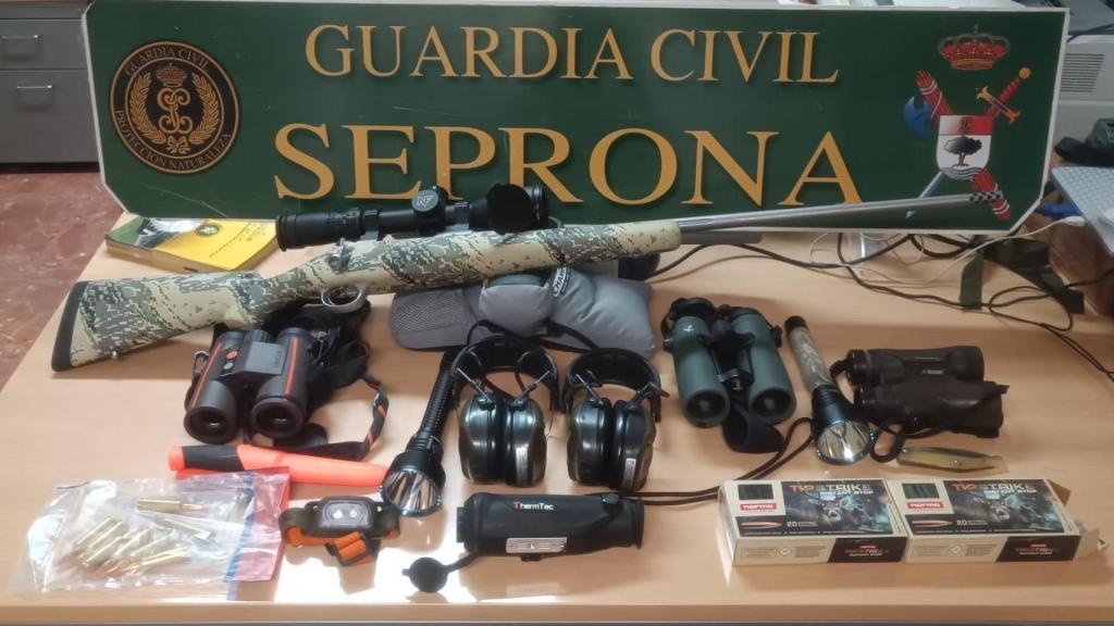 El material intervenido a los furtivos por la Guardia Civil