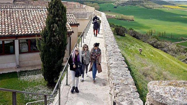 Visitantes en un pueblo de la provincia