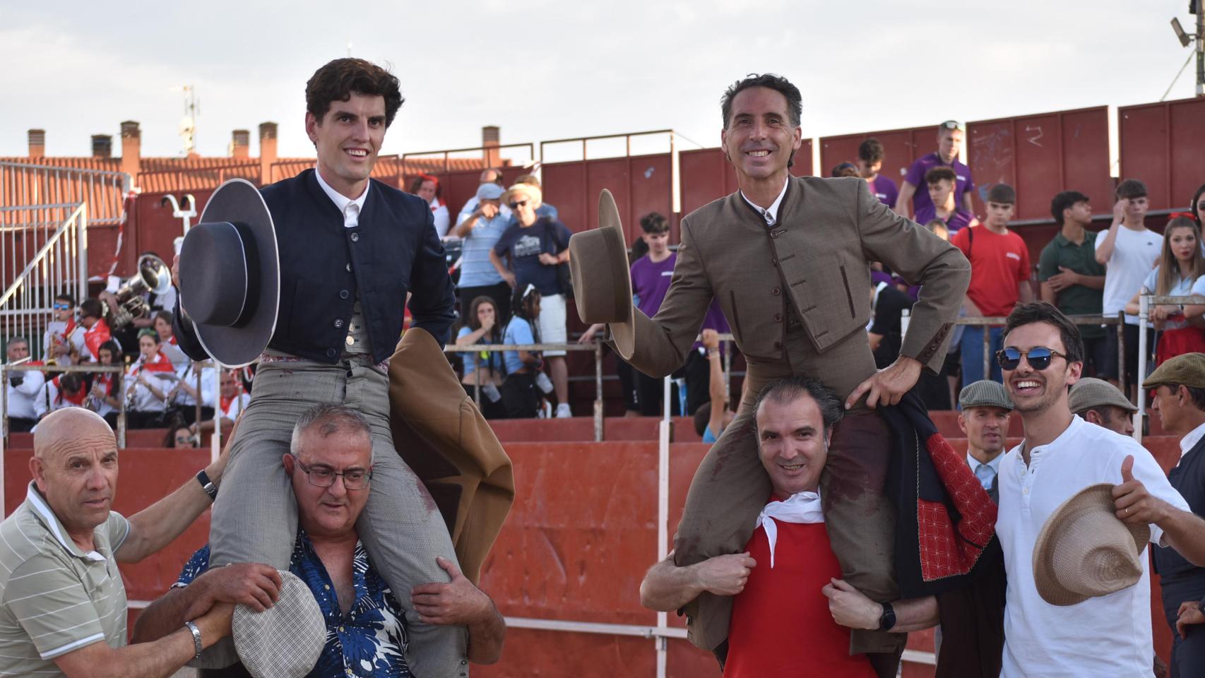 Álvaro de la Calle y Javier Orozco, a hombros, antes de salir por la puerta grande