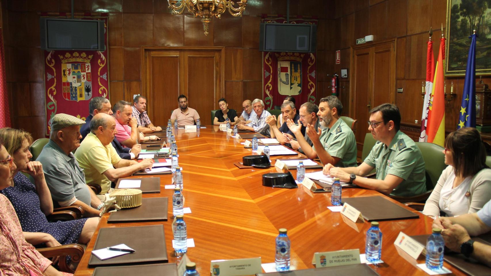 Reunión del subdelegado del Gobierno, Ángel Blanco con los alcaldes de las localidades donde están los cuarteles