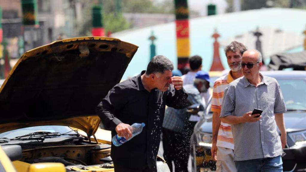 Taxista en una calle de Teherán durante una ola de calor en 2023.