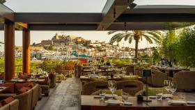 El restaurante de Ibiza para disfrutar de un atardecer sobre Dalt Vila con sushi y cócteles