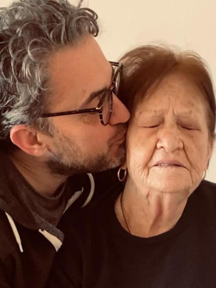 El escritor valenciano junto a su madre, Clara, en una imagen 'colgada' en sus redes.